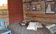 Das Schlafzimmer der Hütte Kjeldeskogen mit nackten Holzwänden in Blockbauweise.