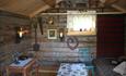 Das Schlafzimmer der Hütte Kjeldeskogen mit nackten Holzwänden in Blockbauweise.