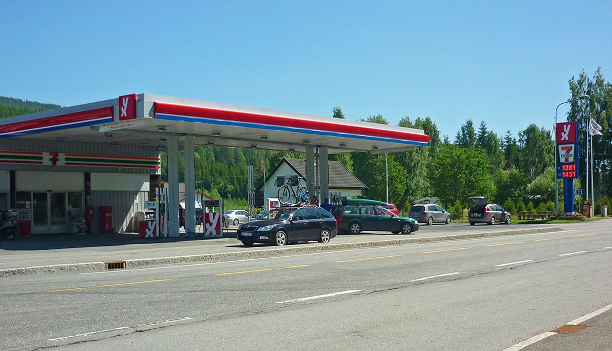 Die Tankstelle Nes Trafikksenter von der gegenüberliegenden Straßenseite aus gesehen.