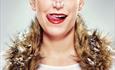 Kvinne med neseplugger slikker seg rundt munnen.