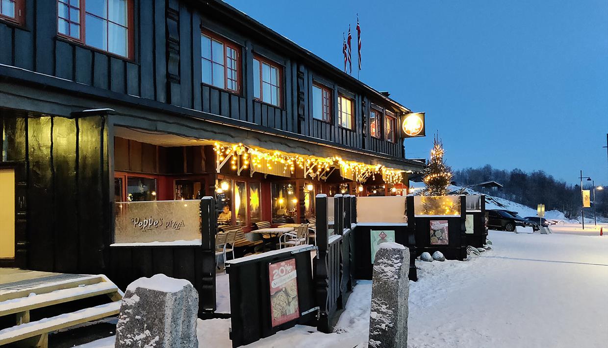 Peppes Pizza in Beitostølen mit Weihnachtsbeleuchtung in der Blauen Stunde Peppes Pizza in Beitostølen mit Weihnachtsbeleuchtung in der Blauen Stunde