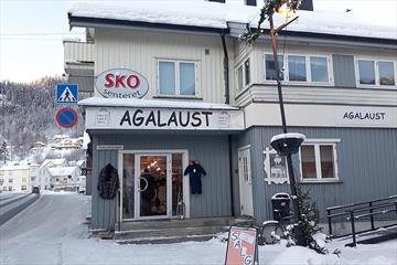 Skosenteret at Fagernes is a shoe store with a wide selection of shoes for ladies, gentlemen and children.