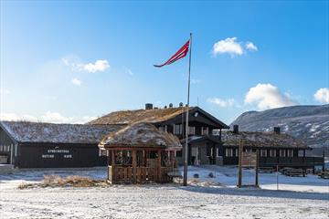 Syndinstøga is a great place to stop by for a bite to eat or stay over night in the Syndin area in Valdres.