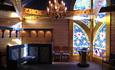 Das Innere der Lichtkapelle mit ihren wunderschönen Glasmosaiken.