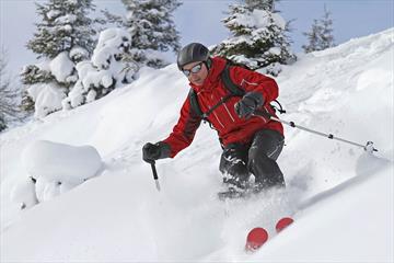 En person kjører ski i løssnøen