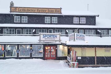 Sportsbutikk fra utsiden i snøvær