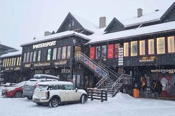 Intersportbutikk fra utsiden i snøvær