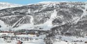 Oversiktsbilde over Skarslia Apartment, Ski- og Akesenter på vinteren.