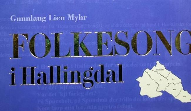 Blå sangbok utgitt av Gunnlaug Lien Myhr. Tekst: Folkesong i Hallingdal.