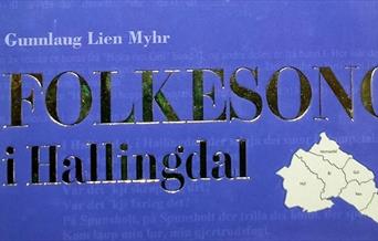 Blå sangbok utgitt av Gunnlaug Lien Myhr. Tekst: Folkesong i Hallingdal.