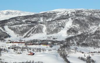 Oversiktsbilde over Skarslia Apartment, Ski- og Akesenter på vinteren.