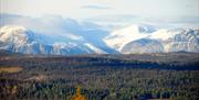 Høststemning med snødryss på fjellene bak, sett fra Liapark.