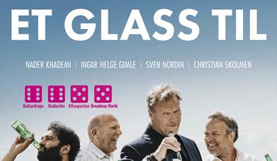 Riksteaterets plakat for stykket "Et glass til" med bilde av de meste sentrale skuepillerene. Terningkast 6-6-5-5 fra ulike medier.