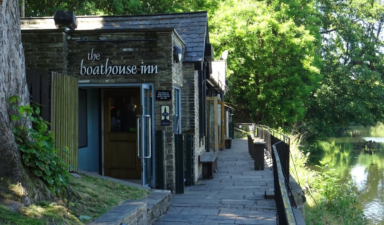 Boathouse Inn Entry