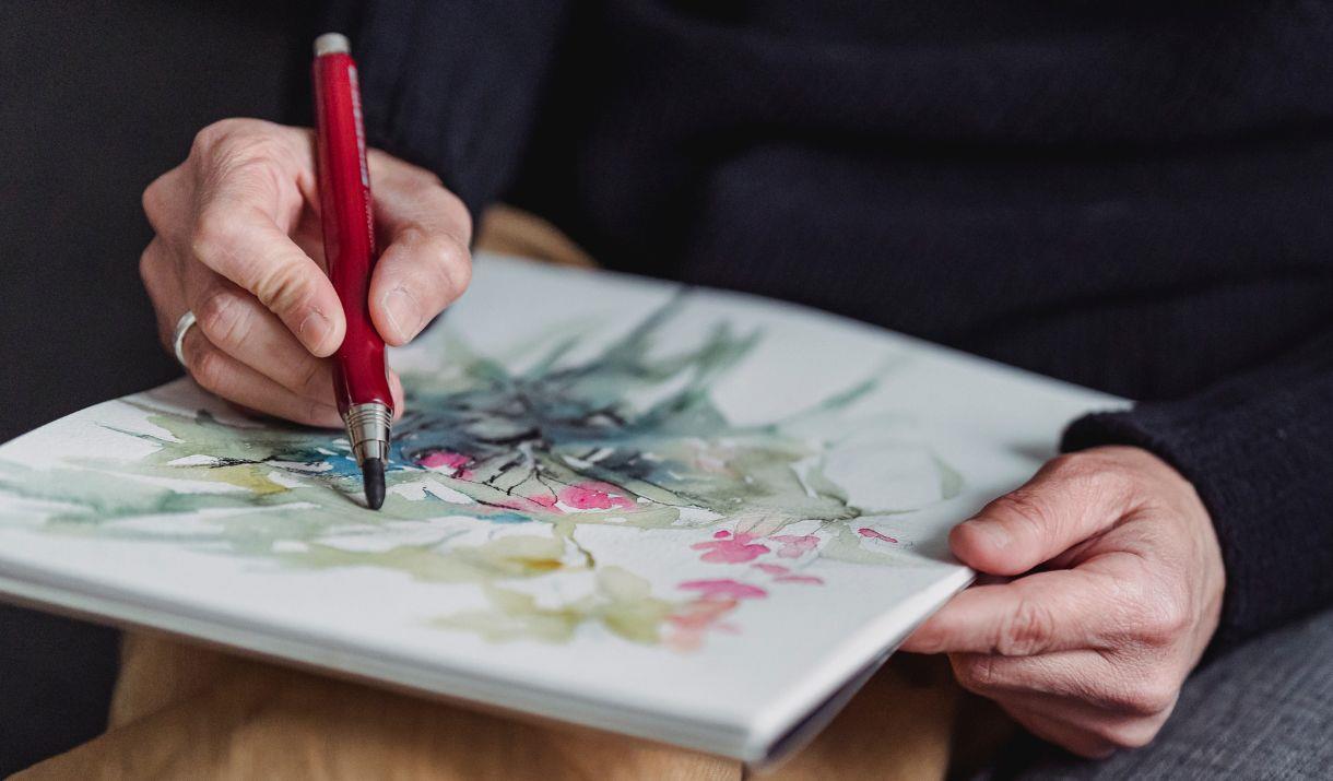 Drawing flowers (c) Canva Images