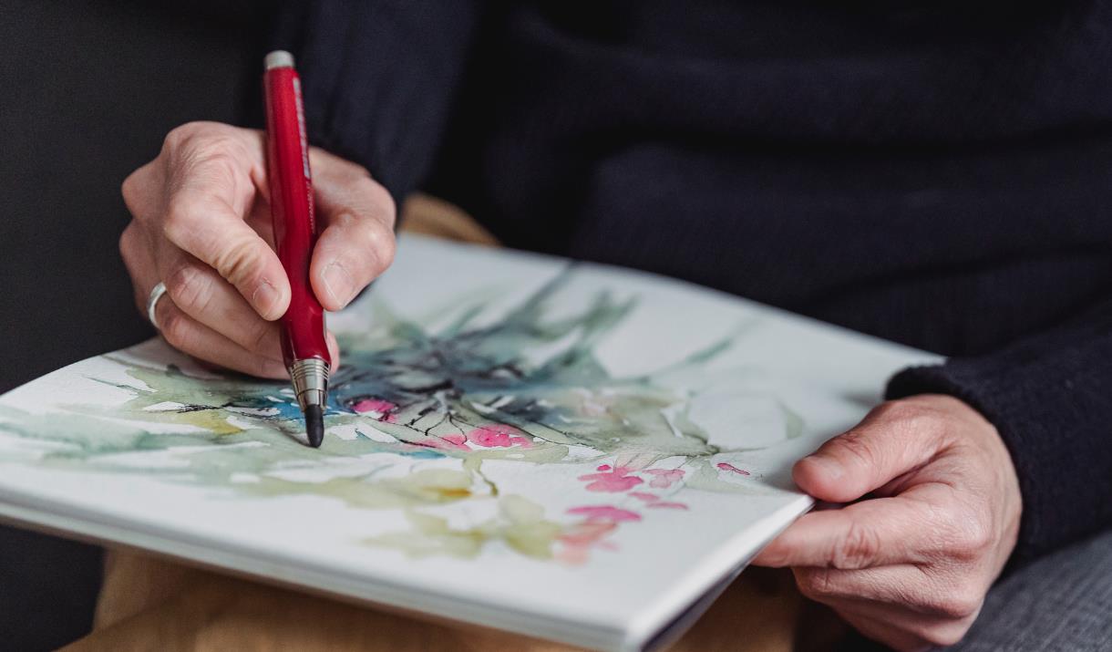Drawing flowers (c) Canva Images.