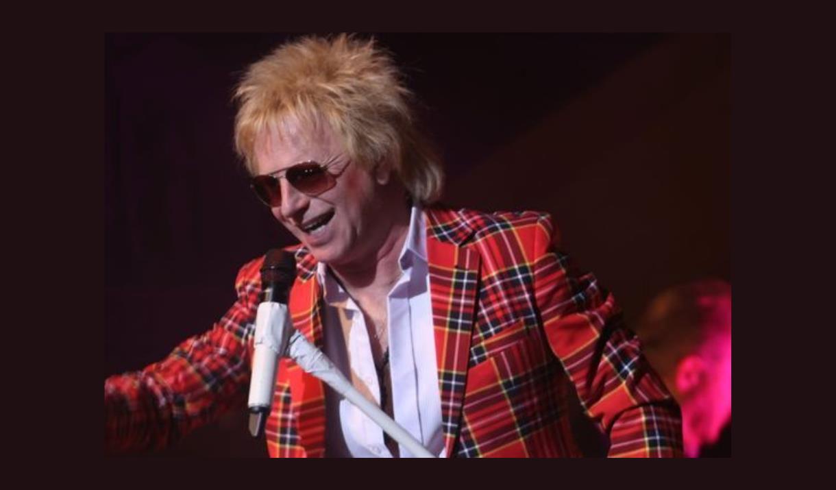 A picture of Paul Metcalfe performing as Rod Stewart