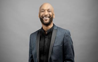 A picture of singer Tommy Blaize