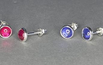 Two pairs or earrings