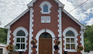 Front entrance to Capel Cartref