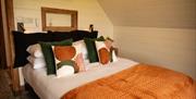 Oolert bedroom - Rhiw Wood Treehouses Llandrindod Wells