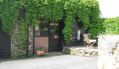 self catering Granary Cottage Mid Wales
Sleeps 4 in 2 en-suite bedrooms. Panoramic views, dogs welcome, surrounded by farmland, great walking good Wi