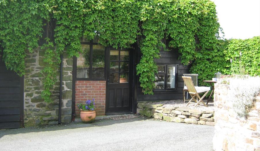 self catering Granary Cottage Mid Wales
Sleeps 4 in 2 en-suite bedrooms. Panoramic views, dogs welcome, surrounded by farmland, great walking good Wi