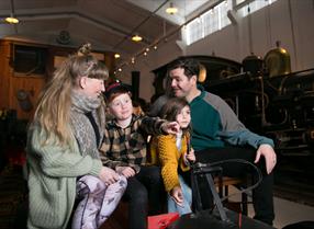 Familie inne på Norsk jernbanemuseum