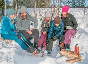 Familie griller i snøen