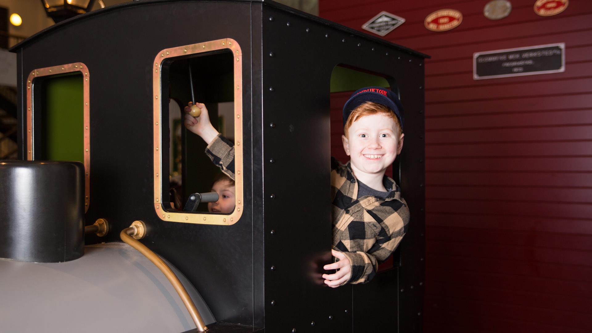 Gutt i tog på Norsk jernbanemuseum