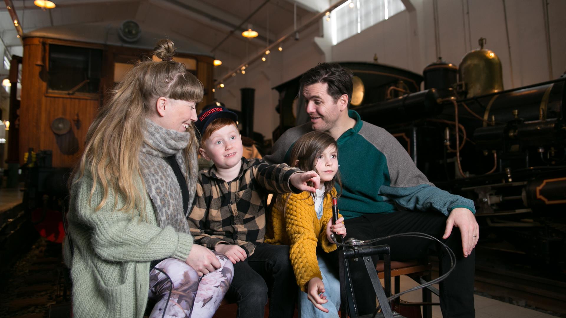 Familie inne på Norsk jernbanemuseum