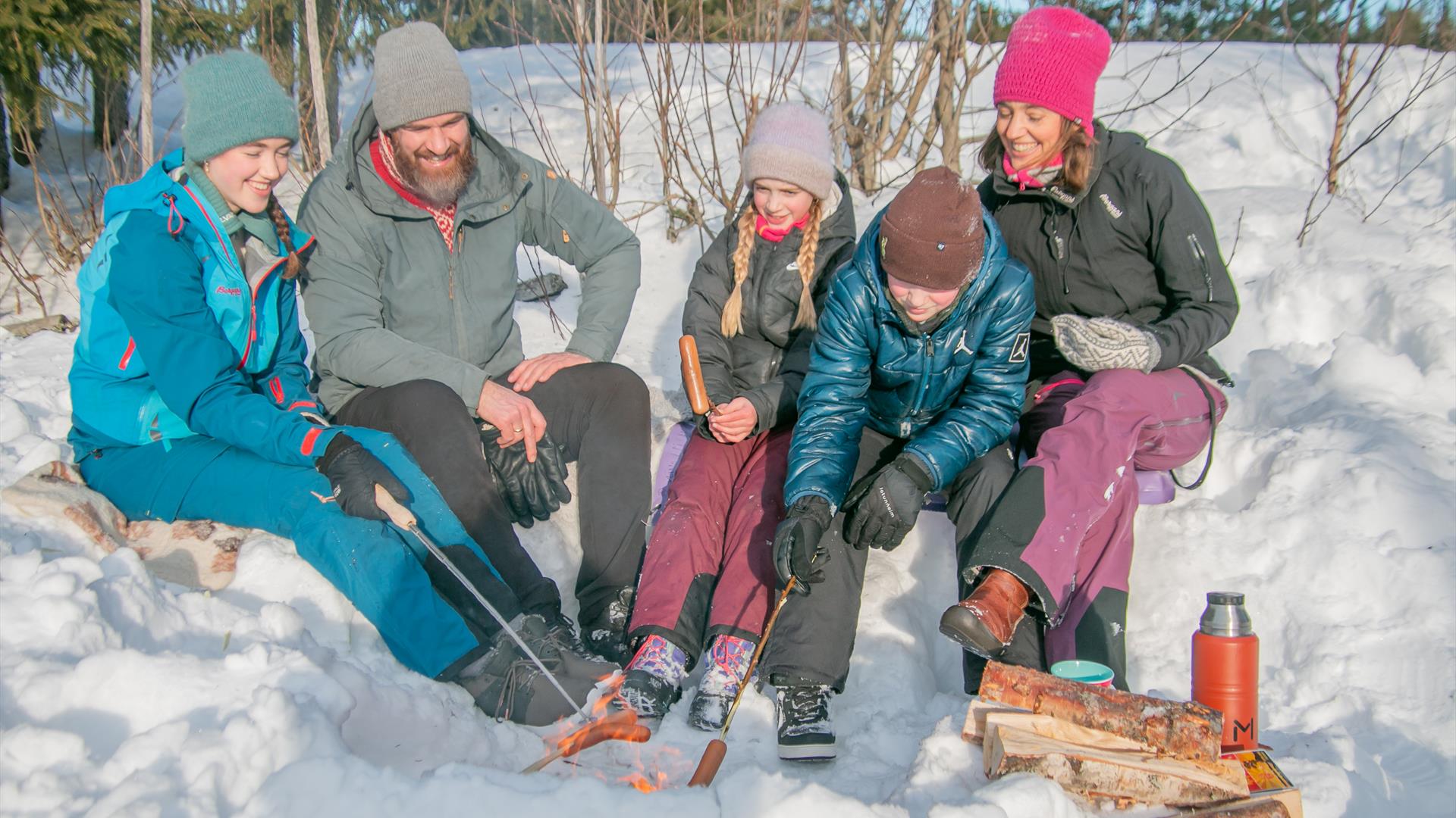 Familie griller pølser på Gåsbu