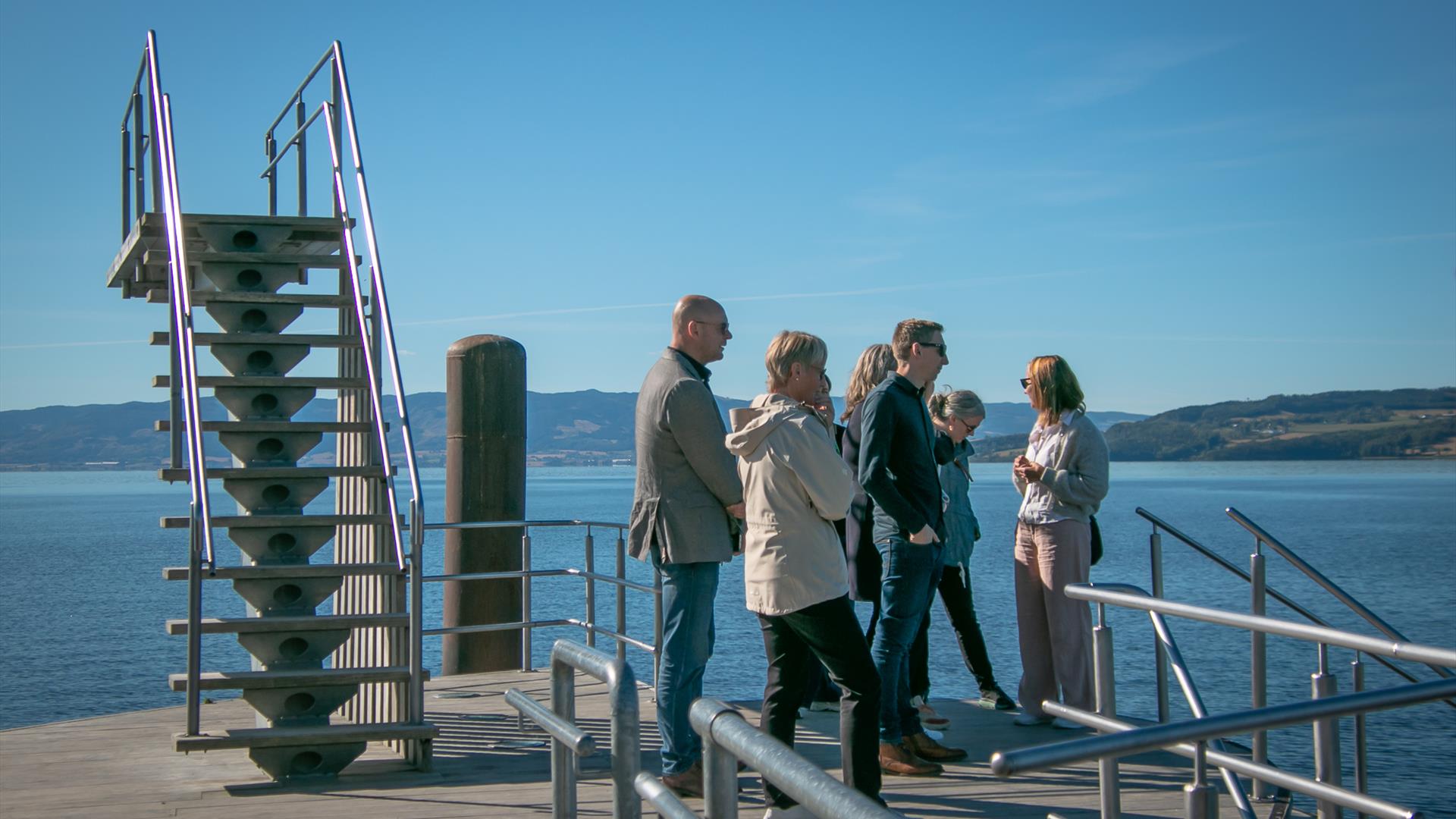 En gjeng er ute på stupetårnet i Hamar