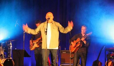 GUREN HAGEN MED BAND  «40 ÅR PÅ VEIEN»