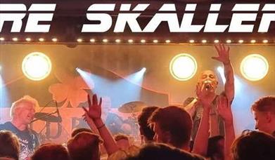 TRE SKALLER -Rocker Jula Inn! TRE SKALLER