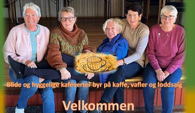 Blide og hyggelige kaféverter byr på kaffe og vafler