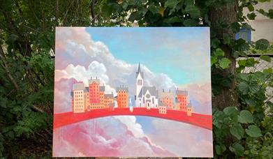 Maleriene stilles ut i en byhage midt i Østbyen