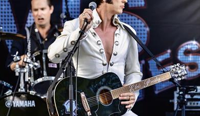 Tony Nilsson og Løten Storband // Elvis at Madison Square Garden