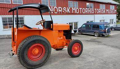 Nyrestaurert MBA traktor fra 1942
