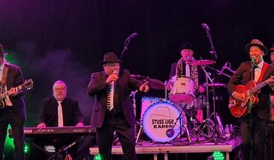 Vazelinafest med "Stuss-lige karer" på Vallset Samfunnshus! 18-år!