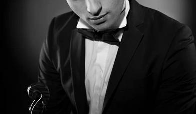 Med røtter i øst og vest