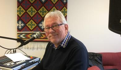 Rolf Engen underholder på hyggetreffet