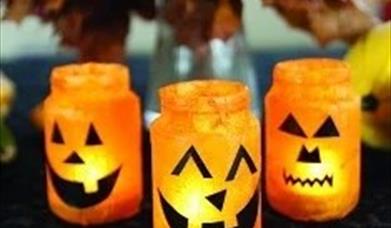 Stemningsfull og småskummel Halloween-feiring i Løten kirke