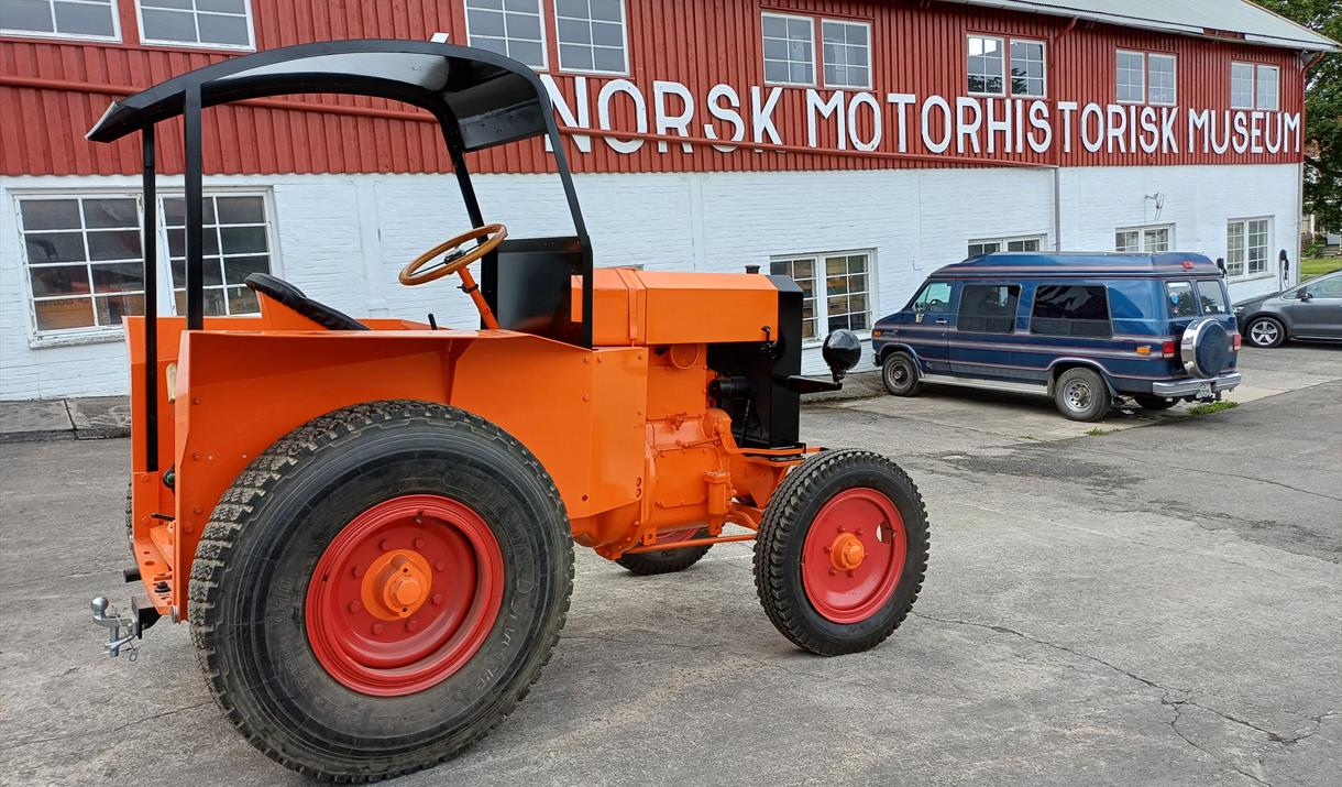 Nyrestaurert MBA traktor fra 1942