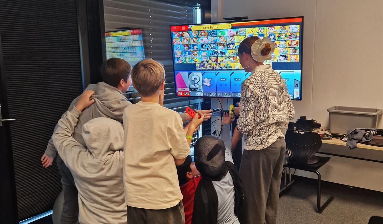 barn spiller nintendo switch på midt i sentrum junior