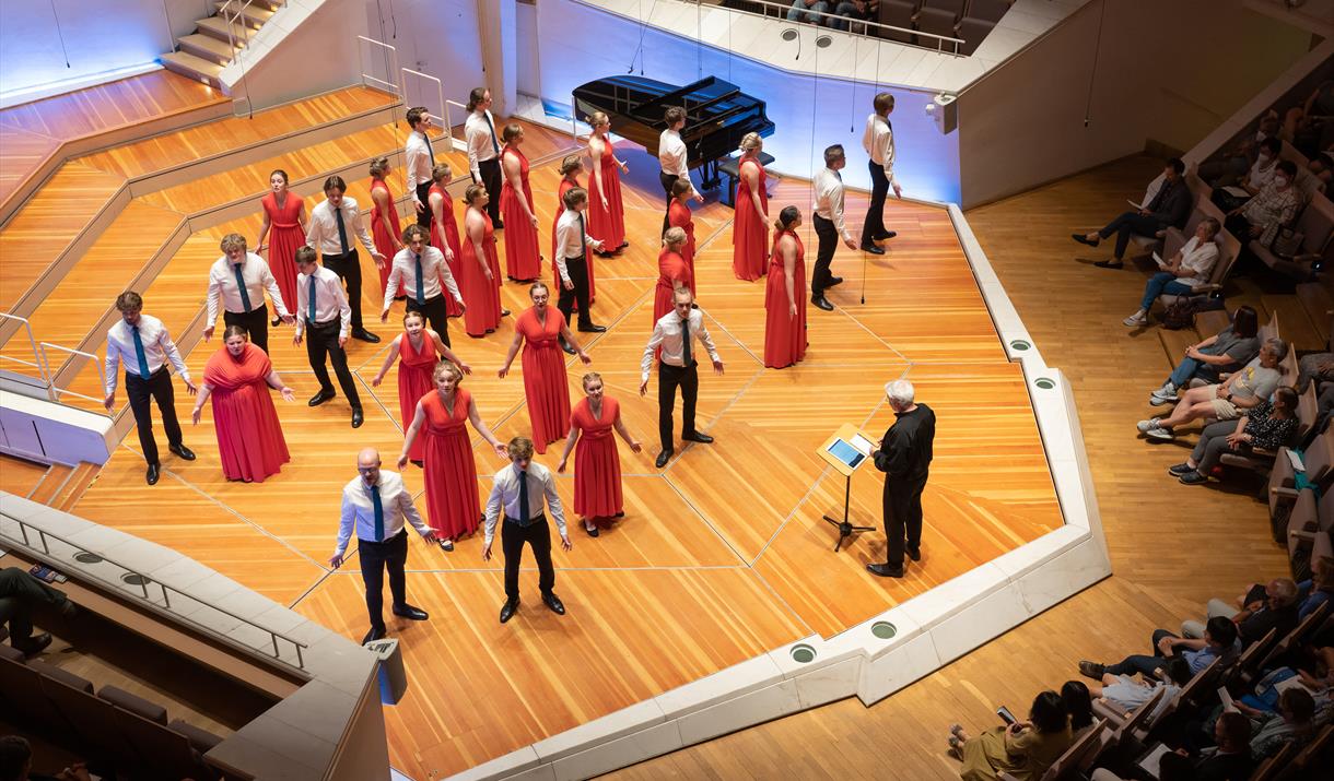 Defrost Youth Choir opptrer i Berlinfilharmoniens kammersal i juni 2022.