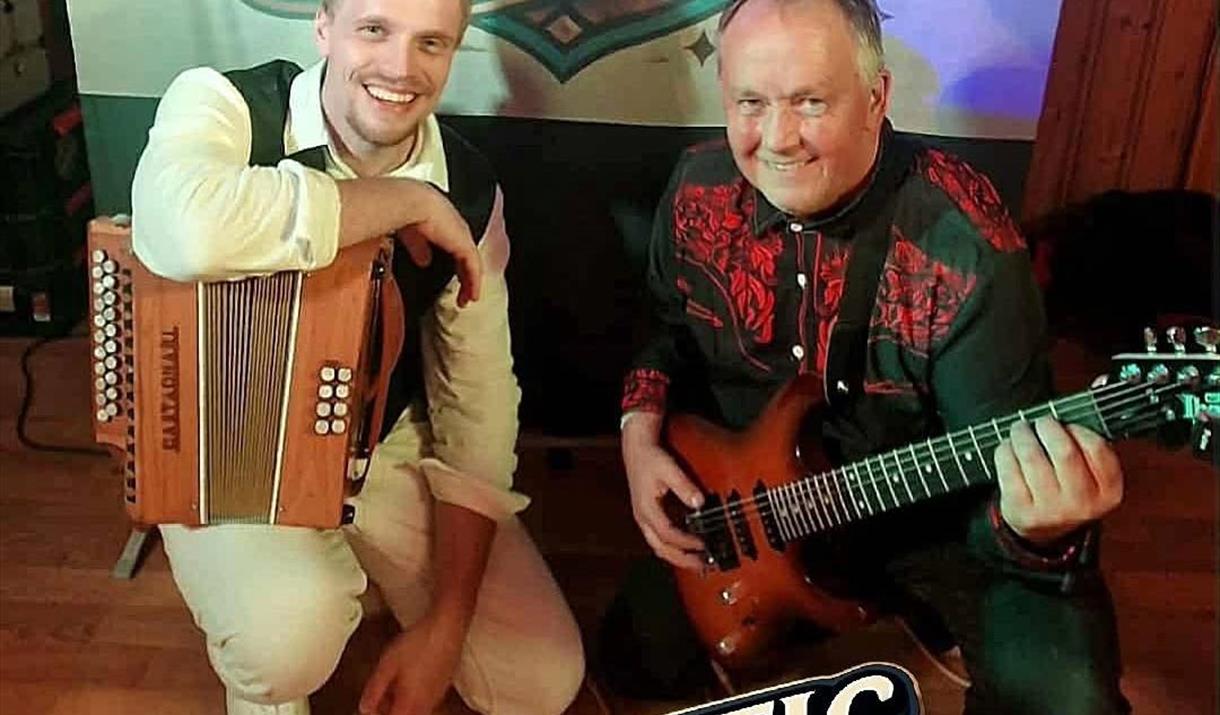 Dansegalla/nonstopdans med Atlantic Duo, 3 Bra Kara, Quicktime Duo og Bare1