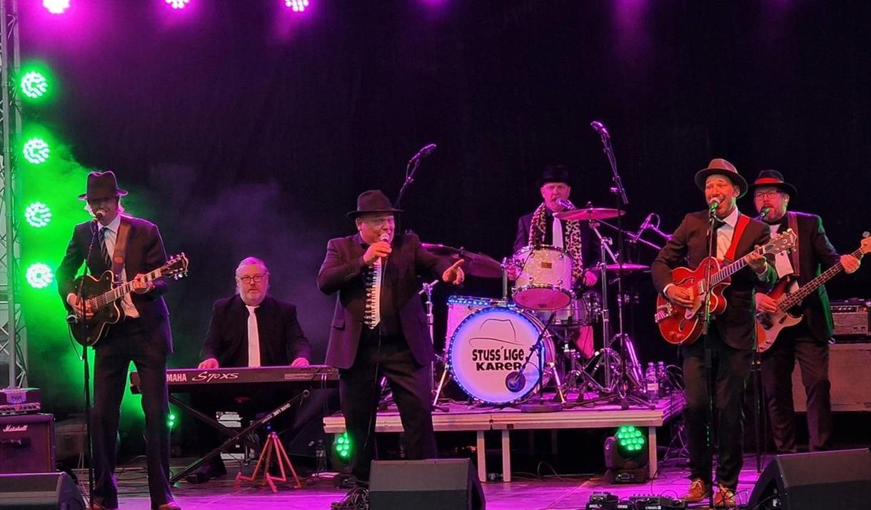 Vazelinafest med "Stuss-lige karer" på Vallset Samfunnshus! 18-år!