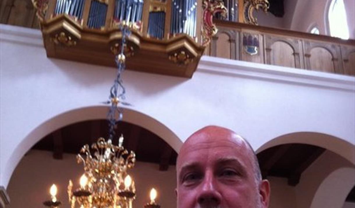 Organist sitter ved orgelet i Hamar domkirke