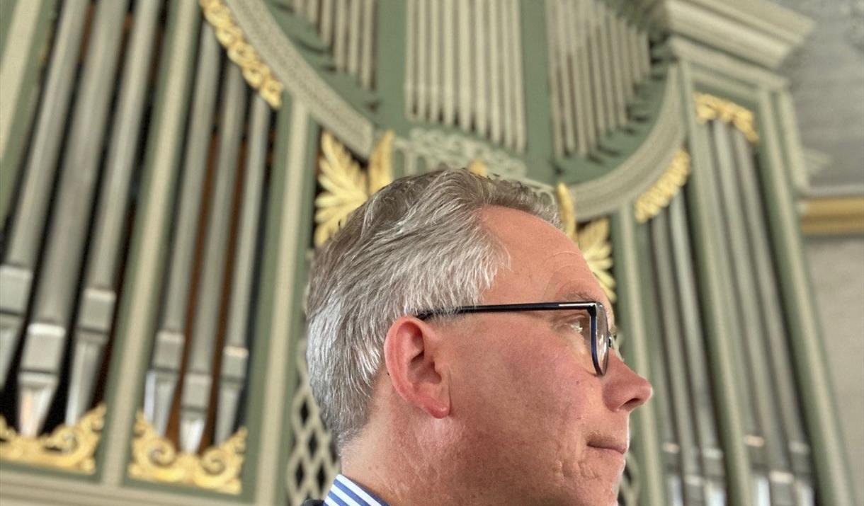 Nils Tore Enget ved orgelet